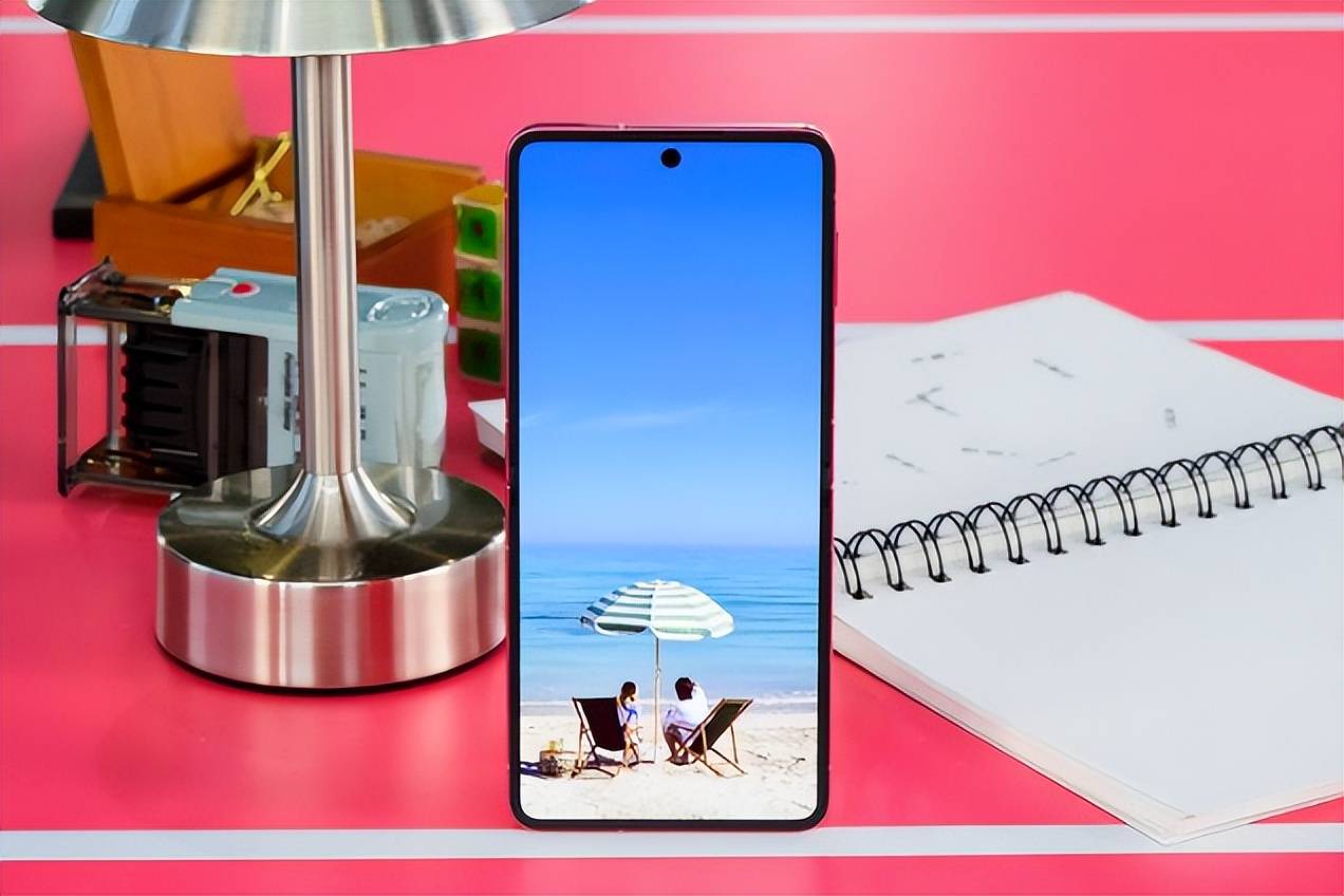 Z Flip7手机重塑时尚科技新标准掌心